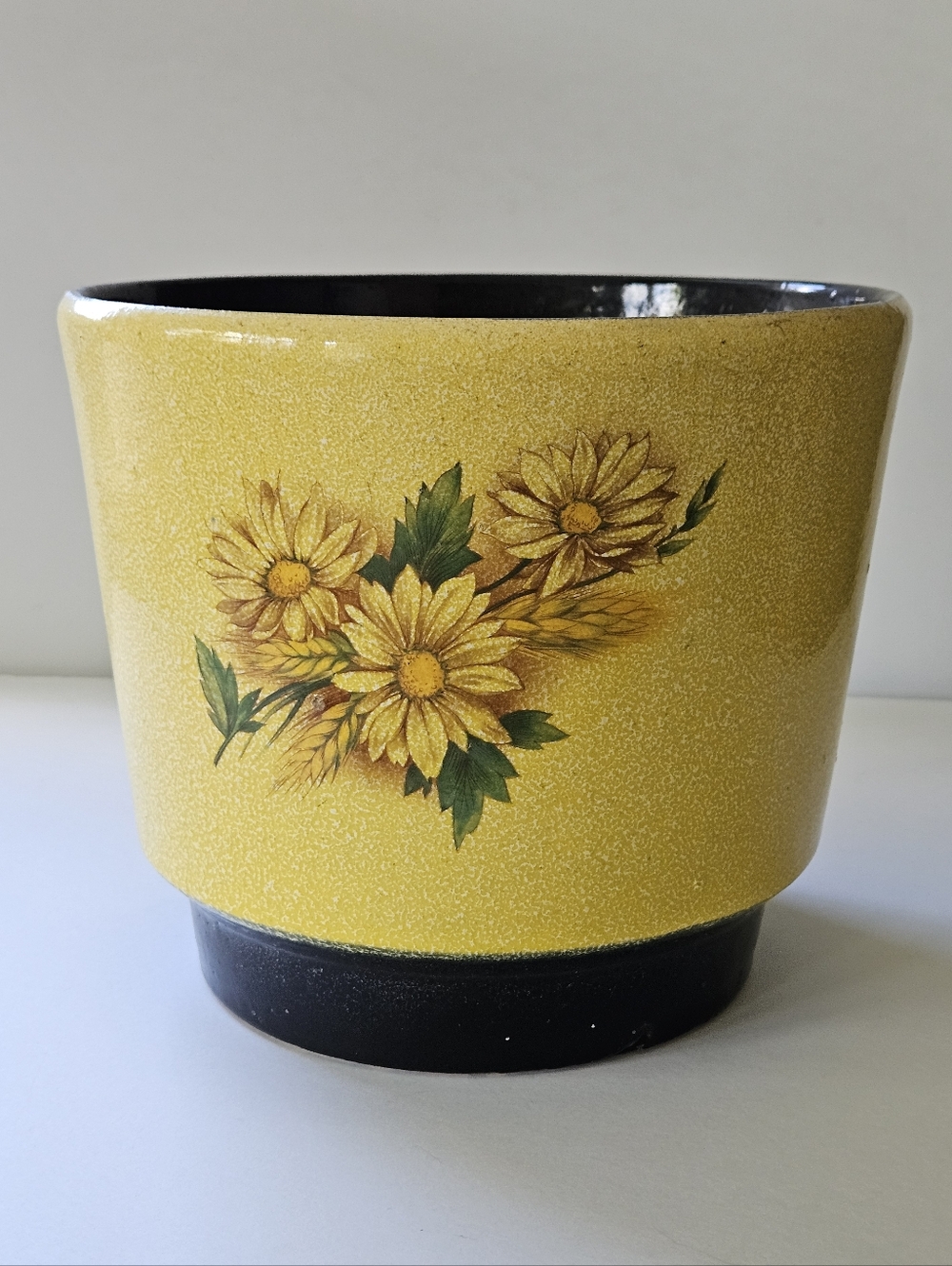 9" Diameter vintage MCM planter ceramic yellow speckle black base daisy wheat